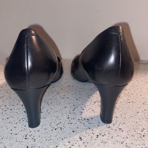 Classy black heels size 6.5